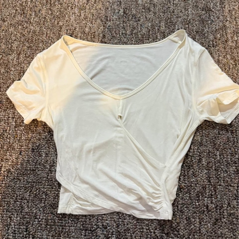 Lululemon cropped buttercream shirt with twist in front